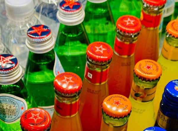 Les capsules des bouteilles en verre contaminent les boissons avec des microplastiques  - Boissons Microplastiques Pollution Santé Verre
