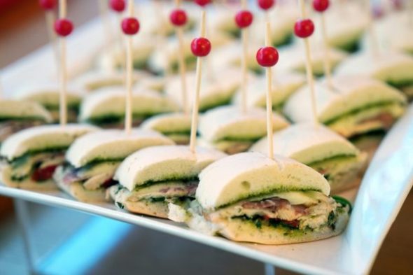 « Les mini-burgers étaient incroyables » : immersion chez les pique-assiettes de Paname  - Buffets gratuits Paris Pique-assiettes