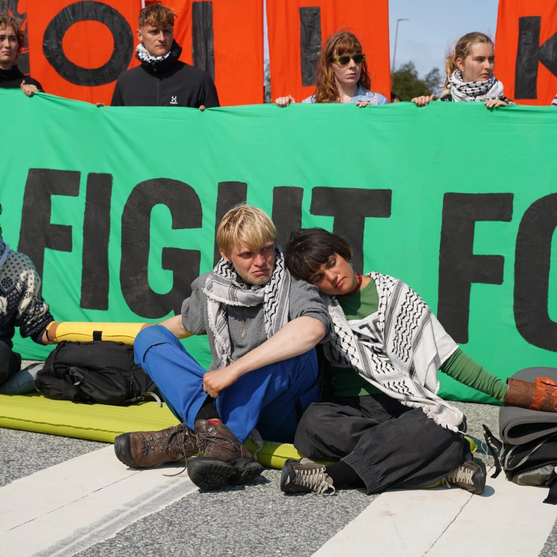 En Norvège, Greta Thunberg et Extinction Rebellion bloquent une raffinerie géante  - Extinction Rebellion Greta Thunberg Norvège