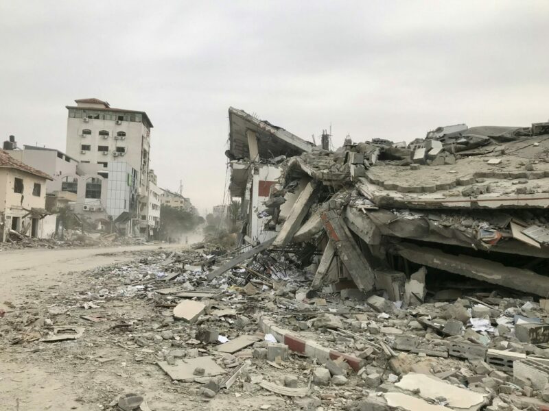 Gaza : au moins 20 morts dont 5 journalistes dans des frappes israéliennes sur un hôpital de Khan Younès  - Associated Press Gaza Génocide à Gaza Israël Journalisme Khan Younès Reuters