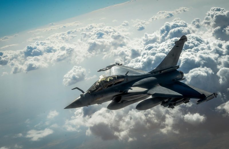 L’État déploie un Rafale pour traquer un ULM déployant une banderole anti-Macron  - David van Hemelryck Emmanuel Macron ULM
