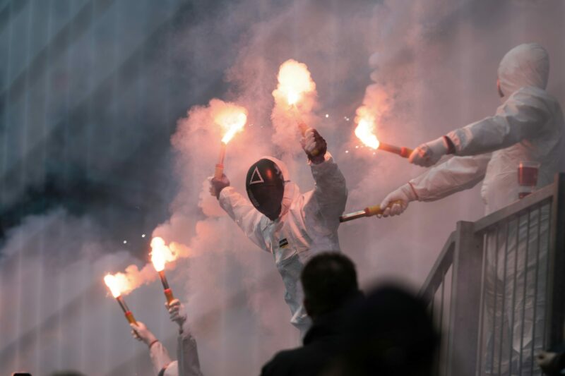 Symboles néonazis, racisme et violence : le monde sinistre des hooligans  - Foot Hooliganisme Néonazisme Racisme Sécurité Violence