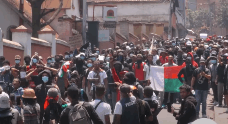 Madagascar : au moins 22 morts, le président renvoie le gouvernement, les manifs continuent  - Gouvernement Madagascar Manifestation Révolte