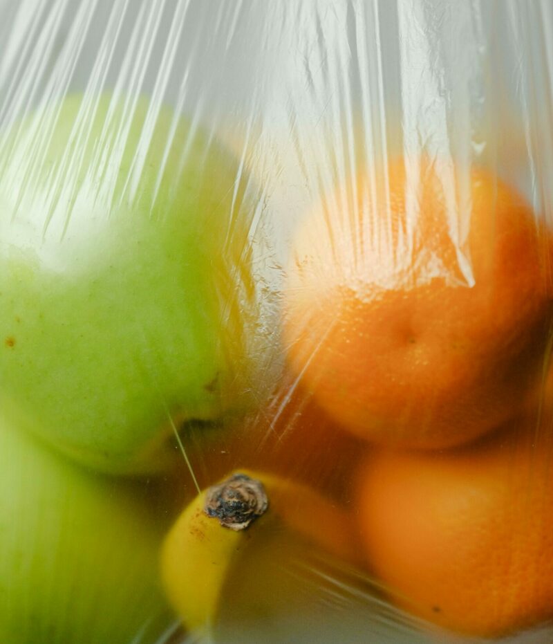Comment le plastique est devenu incontournable dans l’industrie agroalimentaire  - Agroalimentaire Industries Microplastiques Plastiques
