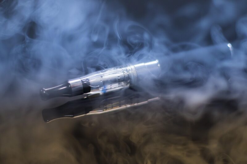 E-cigarettes : l’OMS s’alarme de l'addiction des enfants, « très fortement exposés » à la publicité  - Addiction Cigarettes E-cigarettes OMS Santé